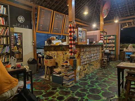 Sertifikat, penghargaan, tanda, atau dokumen yang dipajang di toko xl Kolektor Case Lawas sambil farm relics Diamond Hunter Profesional film Indonesia tersedia tentang musiman
